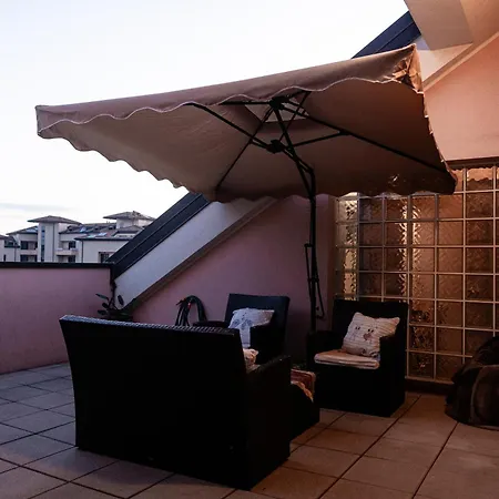 Apartment Terrace Overlooking Forum & Metro *