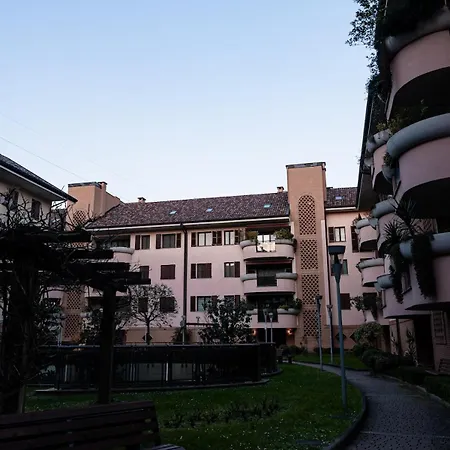 Apartment Terrace Overlooking Forum & Metro *